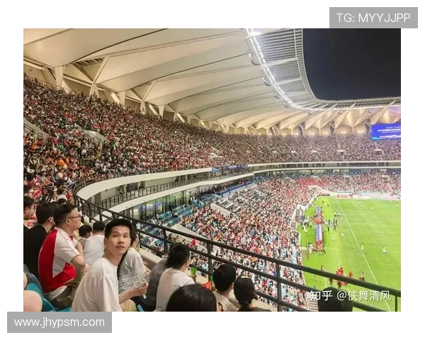 扬州企业家驾机飞越苏超赛场 5 架国产飞机编队空中助威(1) 扬州企业家驾机飞越苏超赛场 5 架国产飞机编队空中助威(1)