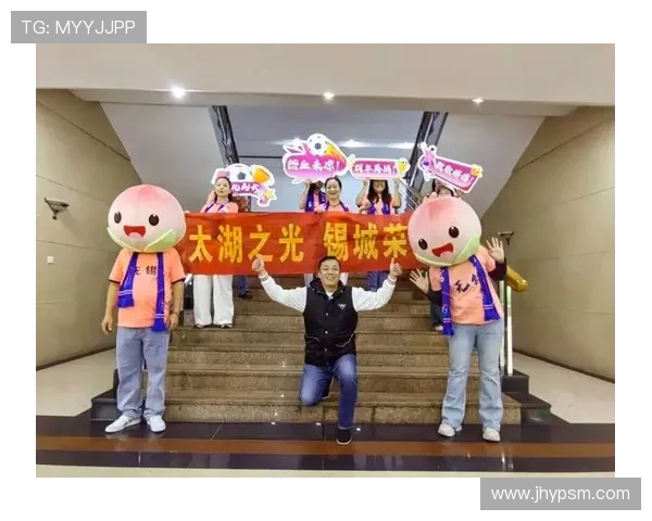 无锡球迷水蜜桃球服助阵,力克常州队喊响 “十三妹”(3) 无锡球迷水蜜桃球服助阵,力克常州队喊响 “十三妹”(3)